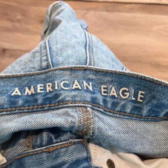 Women's American Eagle Light Wash Distressed Jean Short - Picture 3 of 7